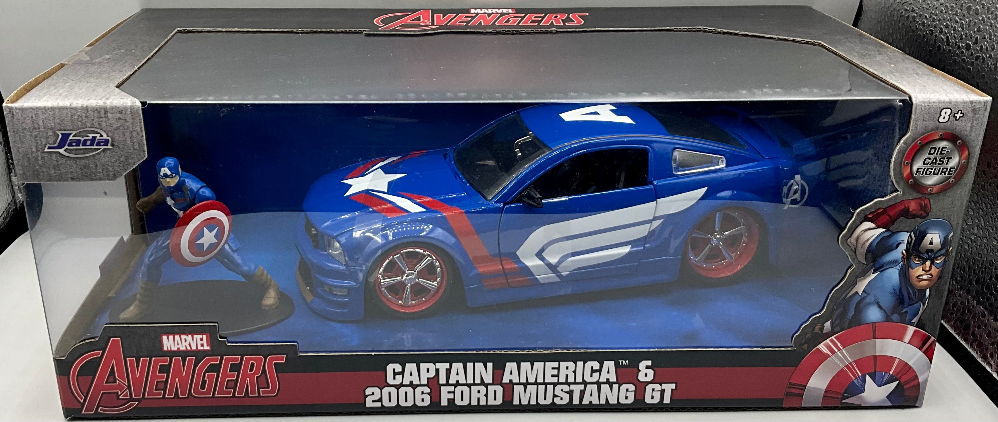 1:24 MARVEL CAPTAIN AMERICA 2006 FORD MUSTANG GT